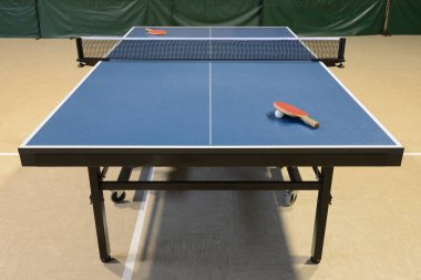 Masa Tenisi içinde boş bir jimnastik salonu
