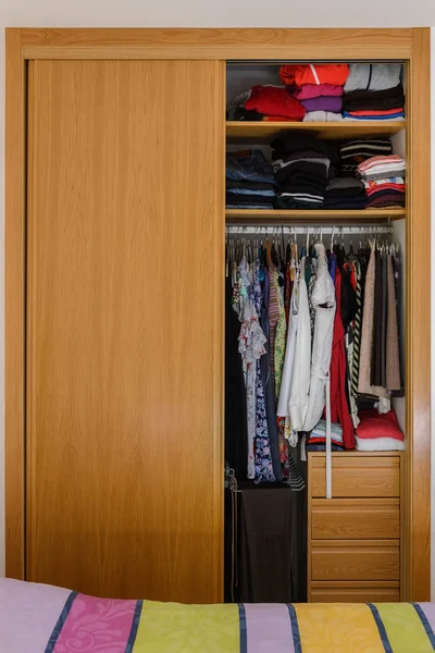 Kleiderschrank Mit Kleidung Schlafzimmer — Stockfoto