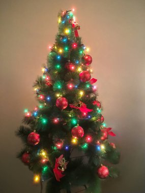 Noel ağacında Noel süslemeleri