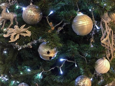 Noel süslemeleri Noel ağacı üzerinde Kapat