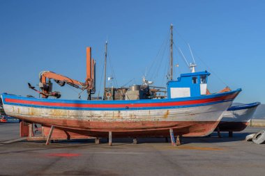 kurumaya sahilde eski ahşap balıkçı teknesi