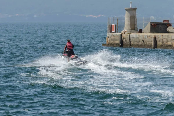 Joven Montando Una Moto Acuática Mar —  Fotos de Stock