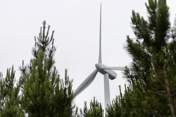 Windkraftanlage Vor Dem Hintergrund Grüner Bäume — Stockfoto