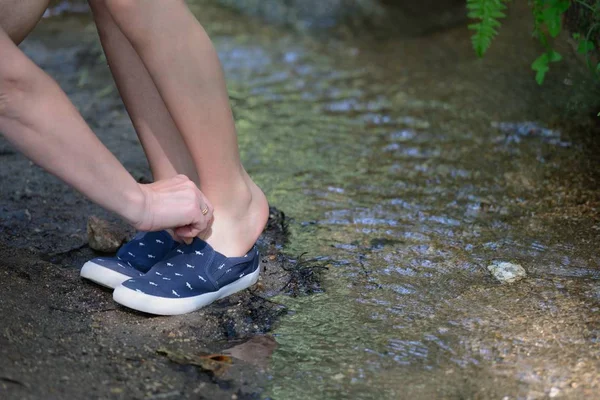 Kvinna Hjälper Ett Barn Sko Sneakers — Stockfoto