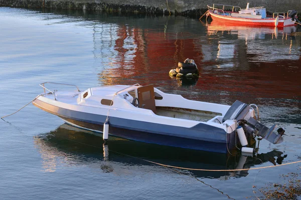 Barco Motor Ancorado Água — Fotografia de Stock