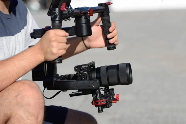 Відеооператор Знімає Відео Бездзеркальною Камерою Стабілізатором — стокове фото