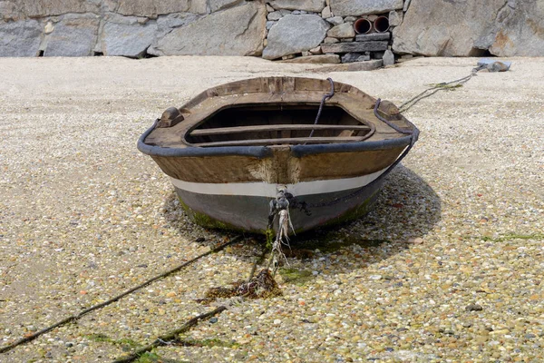 ビーチで木造漁船を乾燥します — ストック写真
