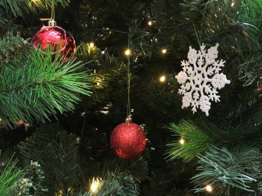 Noel süslemeleri Noel ağacı üzerinde Kapat