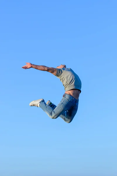 Молодой Человек Прыжке Голубом Небе — стоковое фото
