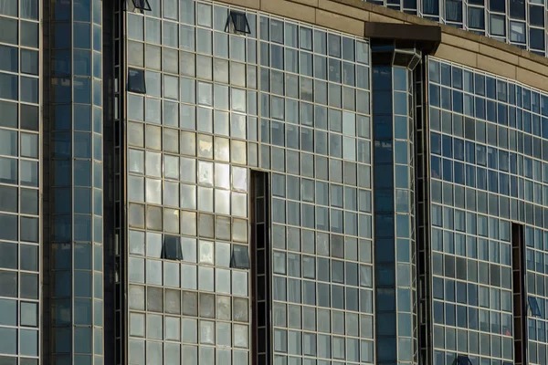 在落日的阳光下 一座多层建筑的窗户 — 图库照片