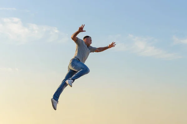 Молодой Человек Прыжке Голубом Небе — стоковое фото