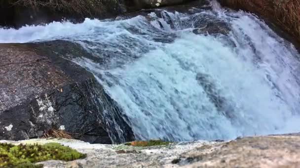 美丽的瀑布在山河关闭 慢动作 — 图库视频影像