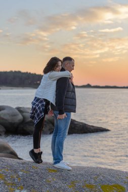 güneşin denize arka planda aşık çift