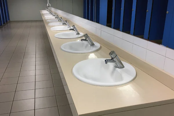 Fregaderos Fila Baño Público — Foto de Stock