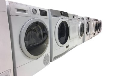 satır çamaşır makinesi beyaz arka plan üzerinde izole