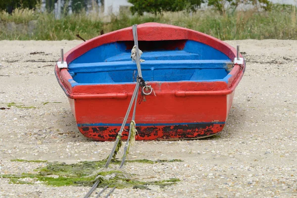 木造漁船を岸乾燥します — ストック写真