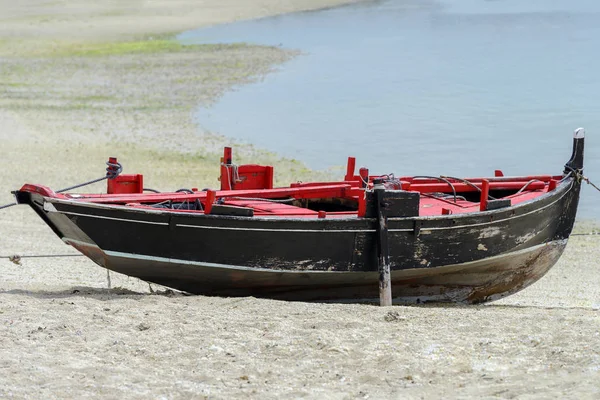 Деревянная Рыбацкая Лодка Сохнет Берегу — стоковое фото