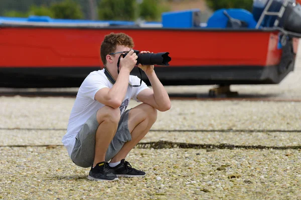 Fotógrafo Toma Una Foto Cuclillas Arena Playa — Foto de Stock