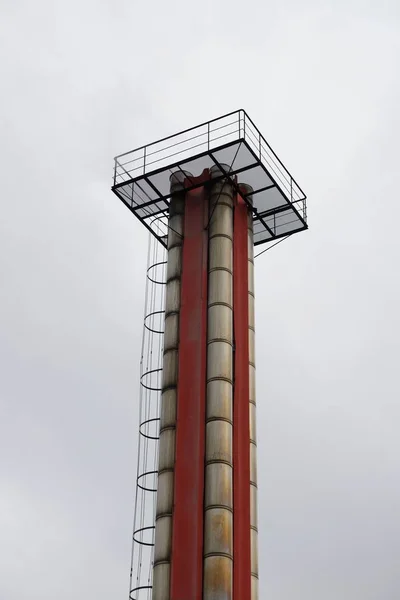 Fabrik Rohr Gegen Den Himmel — Stockfoto