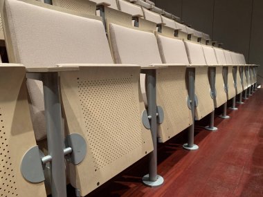 boş bir tiyatro oturma sıraları