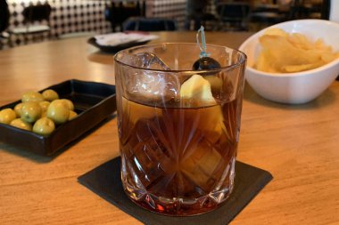 Martini kokteyl barın arka plan üzerinde buz ile