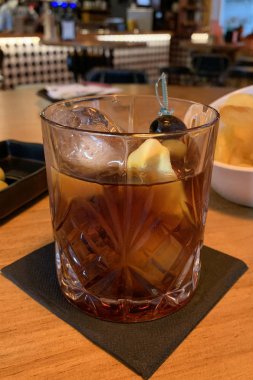 Martini kokteyl barın arka plan üzerinde buz ile