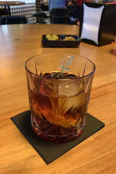 Martini Cocktail Met Ijs Achtergrond Van Balk — Stockfoto