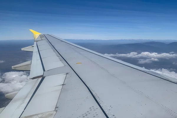 舷窓から航空機の翼のビュー — ストック写真