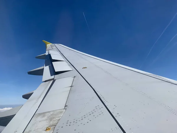 舷窓から航空機の翼のビュー — ストック写真