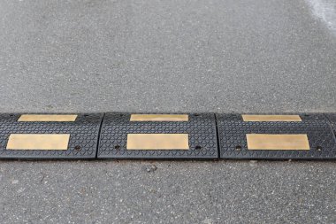 hız tümseği asfalt üzerinde kapat