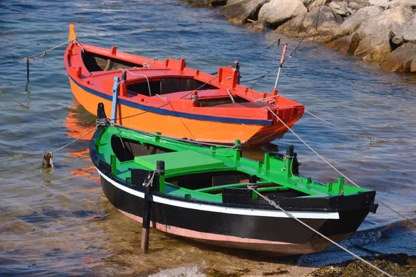 Dřevěných rybářských člunů, které jsou ukotveny na pobřeží — Stock fotografie