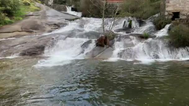 Hermosa Cascada Con Antiguos Molinos Agua Piedra Galicia España 60Ftp — Vídeos de Stock