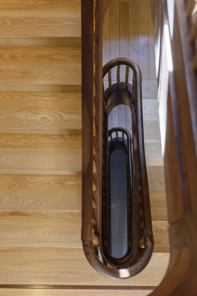 Blick von oben auf eine Wendeltreppe, Perspektive — Stockfoto