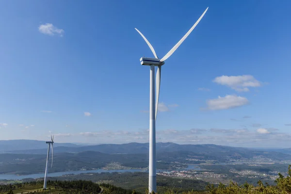 Windkraftanlage vor blauem Himmel — Stockfoto