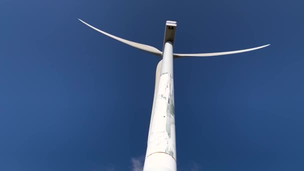 Draaiende Windturbine Tegen Een Blauwe Hemel Slow Motion Video — Stockvideo