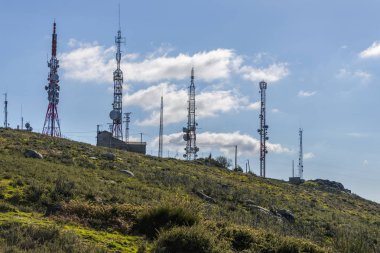 Mavi gökyüzü karşı hücresel anten
