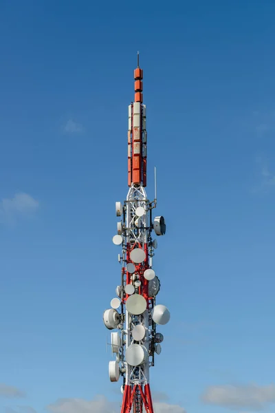 Antenne cellulari contro un cielo blu — Foto Stock