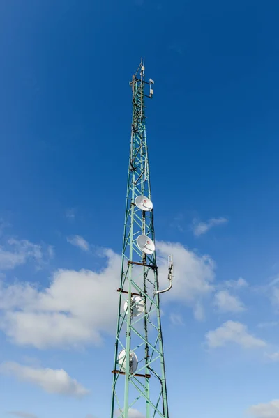 Antena celular contra um céu azul — Fotografia de Stock