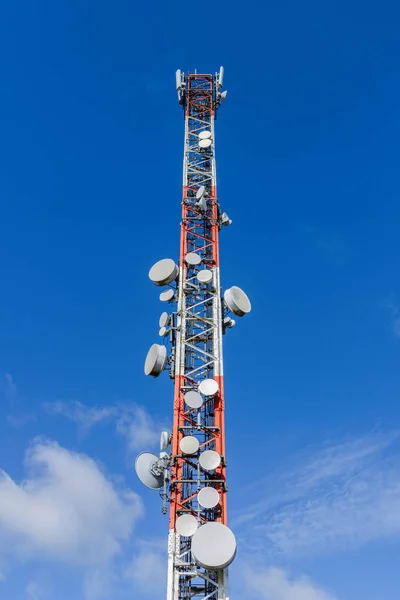 Antena celular contra um céu azul — Fotografia de Stock