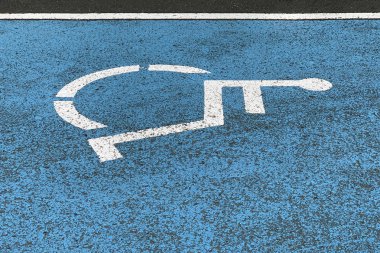 asfalt üzerinde engelliler için oturum Park, yakın çekim