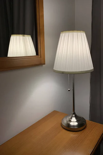 Lámpara de mesa con pantalla en una mesa de madera — Foto de Stock