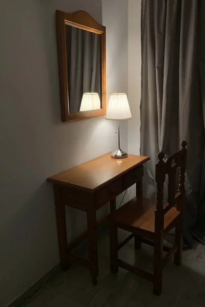 Lampe de table avec abat-jour sur une table en bois — Photo