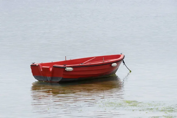 Barco pesquero rojo de madera amarrado en el mar —  Fotos de Stock