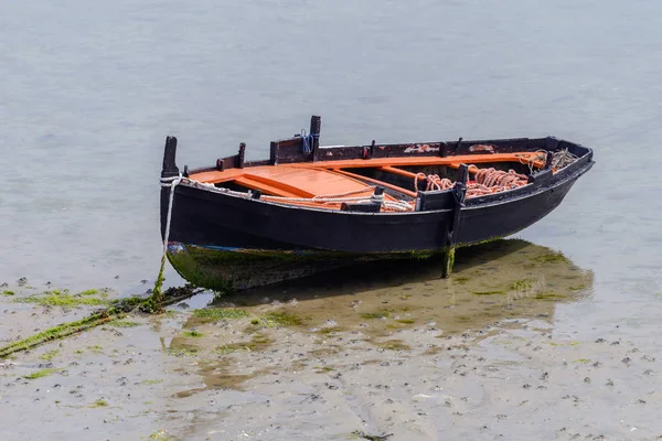 海岸に係留されている黒い木製の漁船 — ストック写真