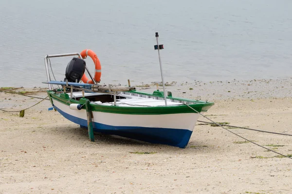 海岸に係留されている木造漁船 — ストック写真