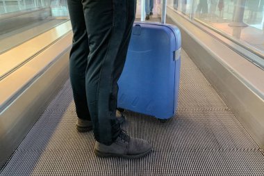 bir yürüyen merdiven üzerinde bir bavul ile adam yakın çekim