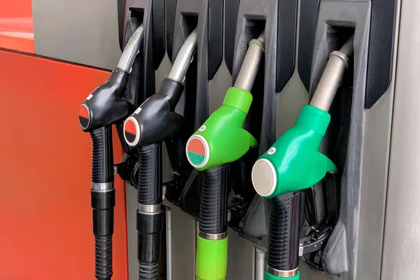 Posto de gasolina com mangueiras de enchimento close-up — Fotografia de Stock