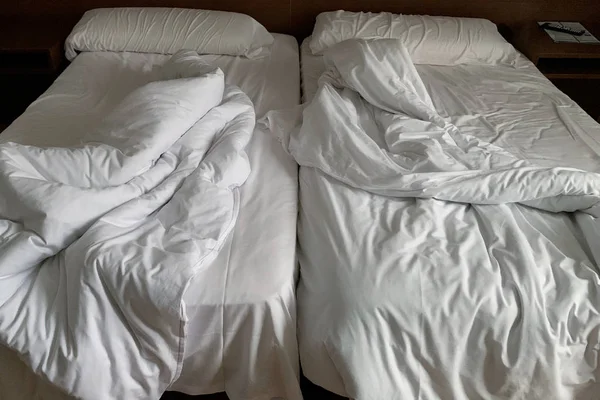 Niewykonane podwójne łóżko w pokoju hotelowym — Zdjęcie stockowe