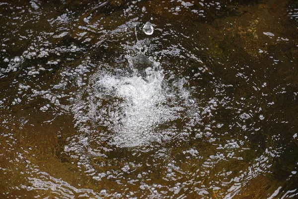 Wasserspritzer auf der Oberfläche aus nächster Nähe — Stockfoto