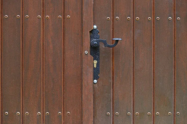 金属製のハンドルがクローズアップされた茶色の木製のゲート — ストック写真